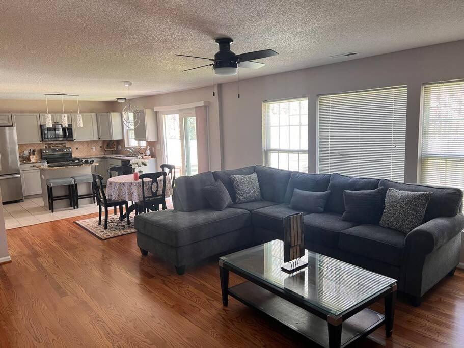 A Spacious And Warm House Fuquay-Varina Exterior photo