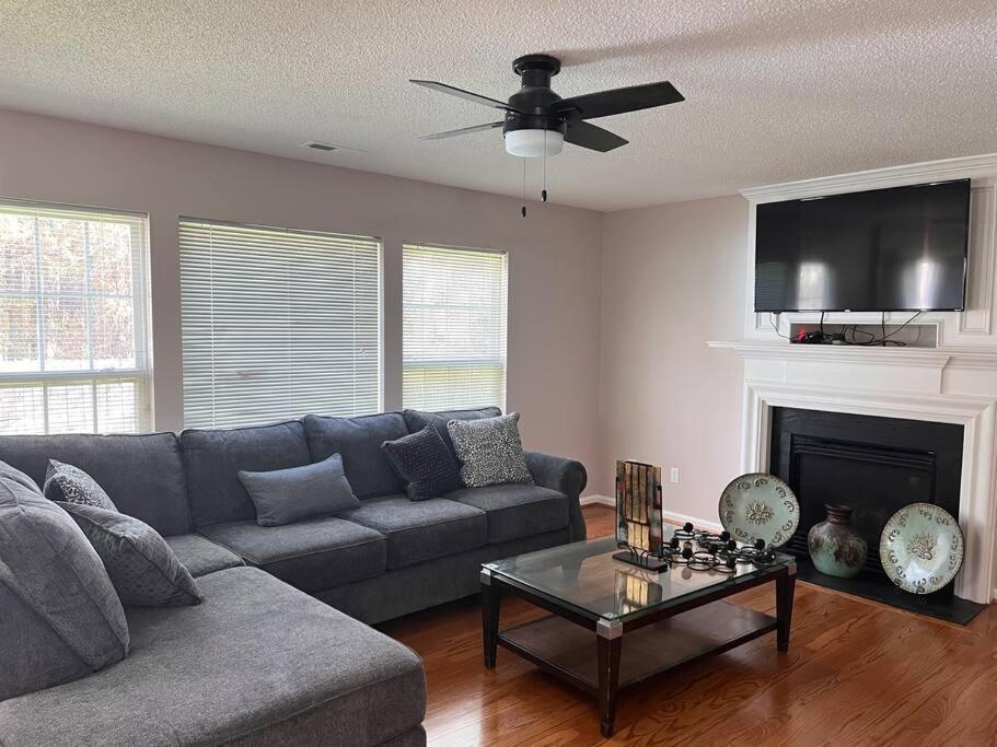 A Spacious And Warm House Fuquay-Varina Exterior photo